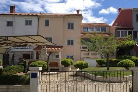 Apartman Banjole Yards *